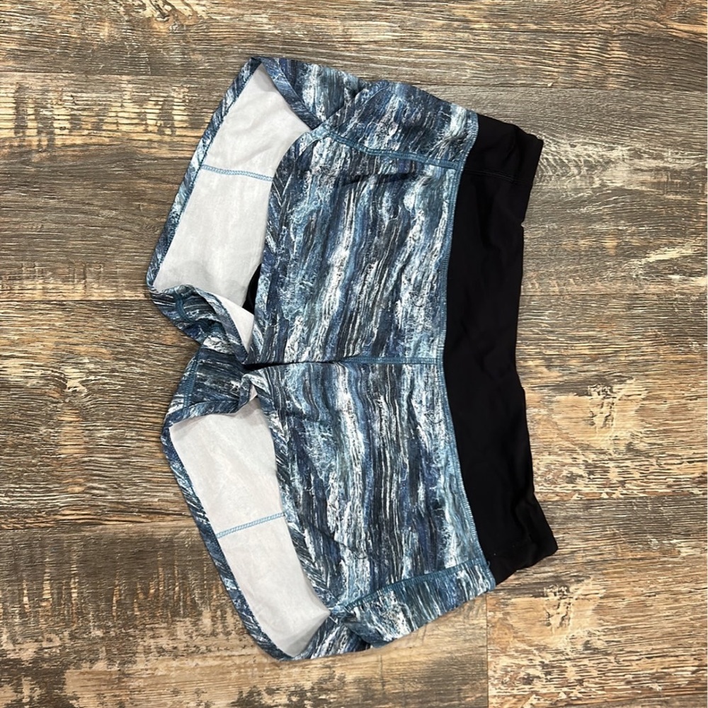 Lululemon shorts size 6